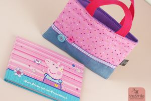 Mit der kostenlosen Nähanleitung Tasche Taschilo von shesmile schnell und einfach die passende Schutztasche für das PeppaWutz Freundebuch für  den Kindergarten nähen