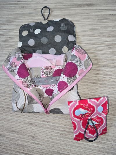 Das Täschchen wird ein Geschenk, gefüllt mit nachhaltigen Slipeinlagen, für jemand sehr Bewussten.