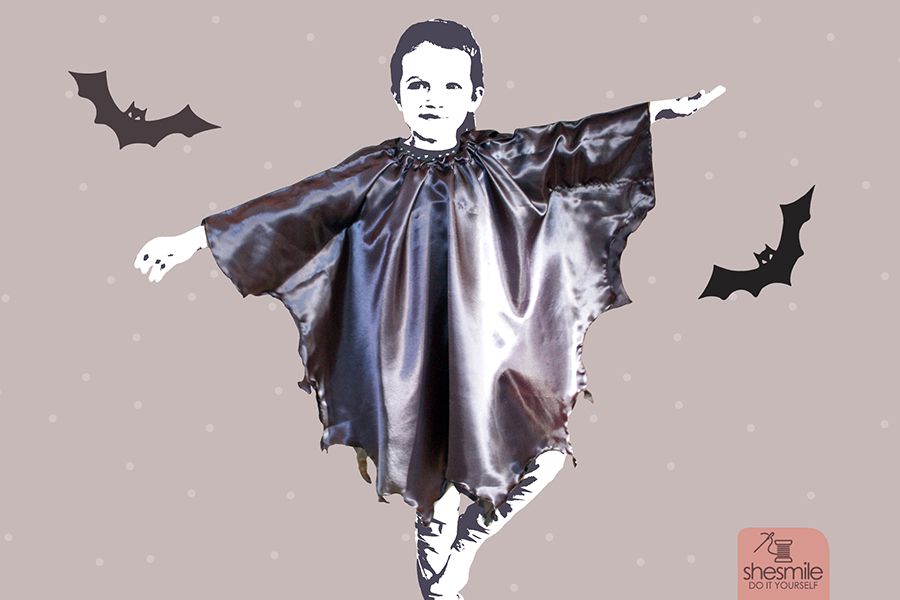 Eine kostenlose Nähanleitung gestaltet als PDF-E-Book von shesmile für einen Fledermaus Poncho für deine Halloween-Nachtwanderung! Der Poncho ist super schnell und einfach genäht. Und wird einfach über die dicke Winterjacke getragen.