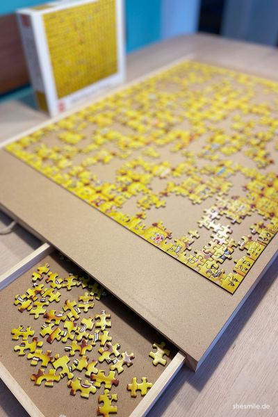 Puzzeln! Auch den Puzzletisch haben wir unterm Schrank vorgeholt  ...