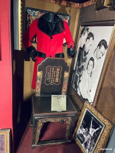 Kleidung von Elvis Presley, Stuhl von Freddy Mercury
