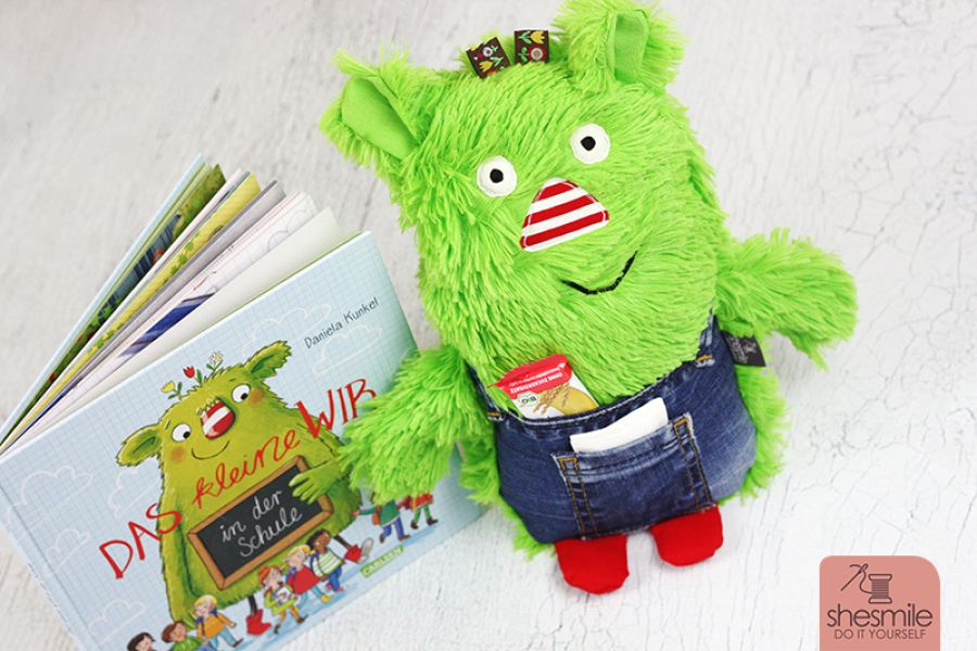 Ein KummerKorki im Stil des „Kleinen Wir“. Nähanleitung und Schnittmuster gestaltet als PDF-E-Book von shesmile für einen Kuscheltier und Kummertier KummerKorki mit Latzhose und Platz für Taschentücher, Süßigkeiten oder Sorgenzettel.