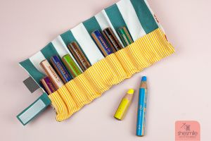 Nähanleitung und Schnittmuster für ein Rollmäppchen RollPack für die Schule. Perfekt für 10 kurze, dicke, 3in1 Stifte z.B. von Stabilo. Nähen mit shesmile.