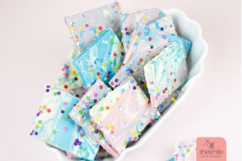 Galaxy-Schokolade mit bunten Zuckerstreuseln und Glitzerpulver backen