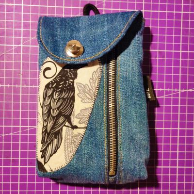 Das Schnittmuster hat mir schon gefallen, als es zum Probenähen ausgerufen würde. Leider musste ich bis zur Veröffentlichung warten, aber es hat sich gelohnt :) Mein Mann hat direkt eine zum Geburtstag bekommen und ich habe sie auch einmal schon selbst ausgeführt. Ich konnte eine alte Jeans upcycling und Baumwollreste von #rotzschnuten vernähen, welche noch von seinem Hemd übrig waren. In die Tasche passt neben Handy, noch Karten, Geld, Stift und der Schlüssel rein, ohne daß es raus fallen kann. Das war bei seiner vorherigen Aufbewahrung nämlich das Problem 😆 Außen habe ich endlich wieder an ein Label gedacht, welches von #mehretikette stammt. Durch die zwei Schlaufen auf der Rückseite kann er es am Gürtel tragen oder über die Schlaufe mittels Karabiner irgendwo befestigen.
