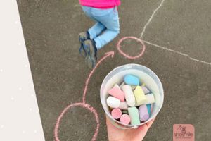 Kostenlose Ideensammlung gestaltet als PDF-E-Book für ein Bewegungsspiel für Kinder - Die Flitzeschnur von shesmile! Mach mit bei der #flitzeschnurchallenge und teile die Spielidee für draußen mit deinen Freunden und Familie.
