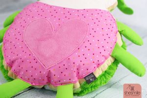Ein Käferkissen Hildegard mit Quietschebauch als Geschenk zur Geburt nähen (Nähanleitung und Schnittmuster von shesmile)