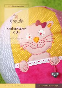 Hier bekommst du eine Schritt-für-Schritt-Nähanleitung, gestaltet als praktisches PDF-E-Book für eine Kantenhocker-Katze "Kitty".