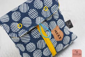 Nähanleitung und Schnittmuster gestaltet als PDF-E-Book von shesmile für ein Täschchen Petra mit Fächern für Periodenunterwäsche, (wiederverwendbare Stoff-) Slipeinlagen, Menstruationstasse und Tampons.