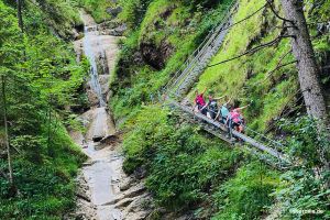 Wer Wasserwanderwege mag, wird diesen Weg lieben! Wasserfallweg in Nesselwang - Wandern mit Freundinnen bis zur Kronenhütte. Reisetagebuch shesmile Erlebnisse
