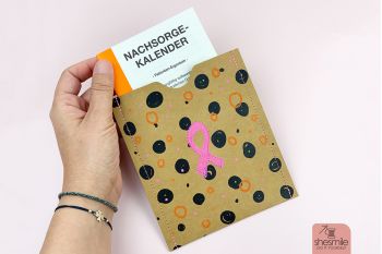 Eine Schutzhülle für den Nachsorgekalender nähen