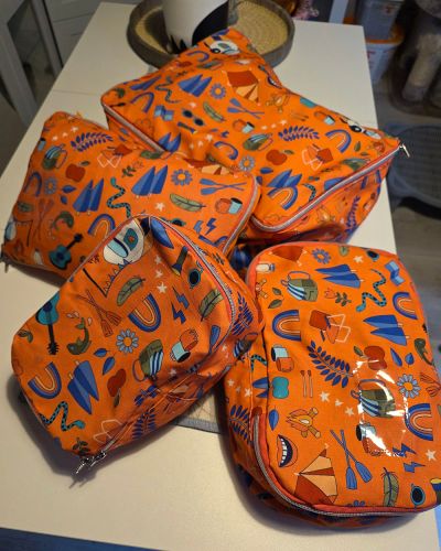 Genäht habe ich Zip Packwürfel von She Smile Do IT yourself in allen 4 Größen für den Urlaub für mich und meinen Sohn bei der Oma in Lübeck. Verwendet habe ich hier eine Canvas von Hamburger Liebe und eine einfache Baumwolle, ich habe nur bei einem Packwürfel den Zip Reißverschluss eingenäht,  bei den anderen benötige ich das nicht. Auf die Verstärkung habe ich bewusst verzichtet,  damit ich sie Platzsparend  zuhause verräumen kann. Ein super tolles Schnittmuster mit dem endlich Ordnung im Koffer herrscht.