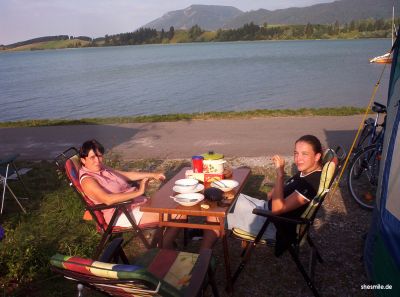 Kleiner Rückblick: 2003, im Alter von 17 Jahren, war ich mit meinen Eltern und der Familie des Bruders meiner Mama schonmal in Schwangau im Urlaub. Damals auf dem Campingplatz Brunnen in bester Lage direkt am See. Den Campingplatz gibt es heute noch.