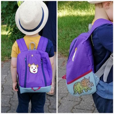 Herzlichen Dank für das tolle E-Book und Schnittmuster zu dem Rucksack KlapPack. Ich habe den Rucksack zum 3. Geburtstag meines Enkels genäht. Er wünschte sich den Rucksack in seiner Lieblingsfarbe lila. Und da er gerade sehr auf Bobo und Dinos steht bekam der Rucksack einen Bobo-Aufnäher und auf SnapPap gemalte Dinos. Das Geschenk war ein großer Erfolg und begleitet ihn täglich zur Kita und Ausflügen. 😊
Die Anleitung ist gut nachvollziehbar geschrieben und somit der Näherfolg gesichert 😉