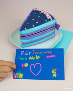 Ein Blaubeer-Streuselkuchen als Geschenkverpackung