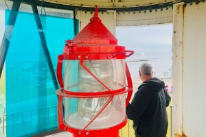 Im Hafen von Juist - Leuchtturm Memmertfeuer und Seezeichen