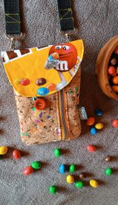 Handytasche Smartkram aus M&M Verpackung genäht von GrünBlauMeliert, Schnittmuster und Nähanleitung von shesmile DIY.