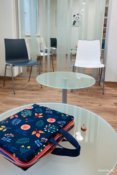Natürlich hatte ich auch die passende Handtasche zum letzten Date dabei. Meine Ordnertasche "Orelie" begleitet mich zu jedem Arztbesuch. Sie bietet genug Platz für all die Liebes ... ähh ... Arztbriefe, Aufklärungsbogen, Überweisungsscheine, Krankenkassenkarten und Impfnachweise welche man zu so einem Ereignis mitbringen muss. Ebenfalls immer mit dabei: Mein Stehaufmännchen. Ein Geschenk von meinem Bruder. ❤