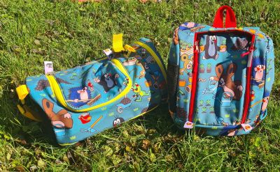 Mama, der Stoff ist ja toll 😍 Als das Paket mit den Stoffresten kam, hatte ich eigentlich ein anderes Projekt im Kopf. Meine 4 jährige leider auch. Ihr Kita Rucksack ist kaputt gegangen. Der erste Klappack den ich genäht habe, krumm und schief, aus einem Baumwollstoff. Hier und da die Verstärkung vergessen 😅 Hielt aber 1 Jahr täglichen Kita Einsatz durch. Der zweite kann also nur besser werden. Den Stoff hat sie sich ausgesucht, kein Mitspracherecht für Mama. Softshell. Irgendwie einfacher als gedacht. Das nähen ging super leicht von der Hand. Ohne viel Anpassung. Er ist immer noch nicht perfekt, kann sich aber durchaus sehen lassen. Es blieb etwas Stoff übrig und reichte noch für eine neue Sporttasche fürs Kinderturnen. Hier hatte ich etwas Schwierigkeiten, vielleicht einfach nicht genug um die Ecke gedacht, mit der Außentasche. Die sollte eigentlich nur eine Erweiterung werden ohne doppelte Trennwand. Also eigentlich innen dann eine Trennwand aus Außenstoff. Der Knoten im Kopf ließ sich nicht lösen. Also ist es jetzt eine Außentasche mit doppelter Trennwand geworden. Prima für die Schuhe. Stolz wie Bolle trägt sie ihre Tasche zum Sport und ihren Rucksack in die Kita.