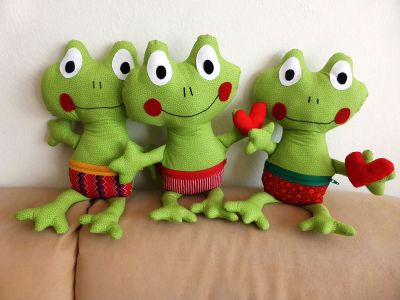 ... deine Sachen kommen übrigens mit auf den Basar: Frosch Quenny und ein paar Nikolaussäckchen. Ich bin sicher dass die Sachen gut gehen. Ich unterstütze seit diesem Sommer die Botschafterin des Kinderhospizes St. Nikolaus in Bad Grönenbach.