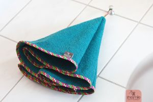 Kostenlose Nähanleitung gestaltet als PDF-E-Book von shesmile zum Nähen des Handtuch Hanni. Viel Handtuch, platzsparend aufgehängt. Das runde Handtuch hängt mit einer Schlaufe kegelförmig am Haken. Perfekt für Frottee oder Waffelpiqué.