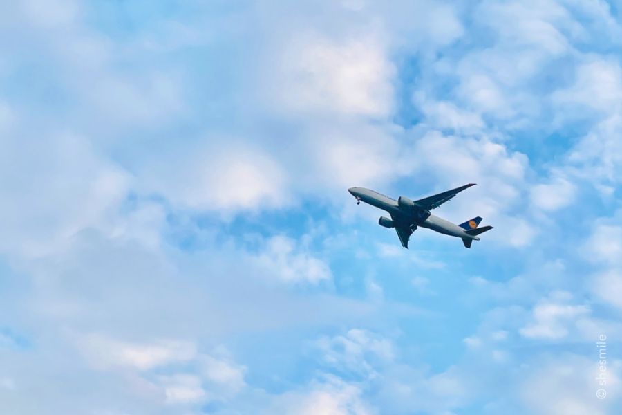 Ohne Stress, einen Tag früher am Flughafen. Koffer packen und Anfahrt zum Flughafen Frankfurt mit Übernachtung im Hotel Meininger. Ein Erlebnisbericht im Reisetagebuch von shesmile.