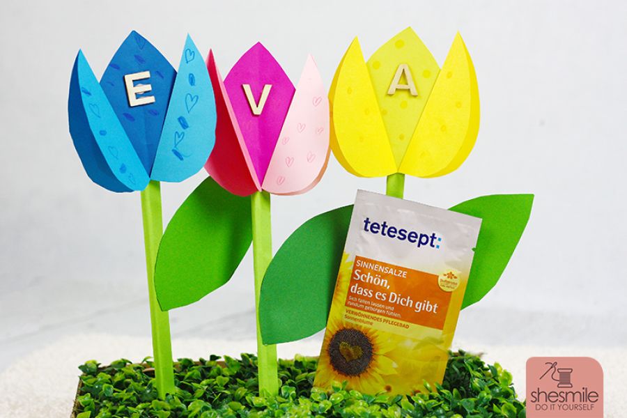 Tulpen aus Papier als Geburtstagsgeschenk mit Kindern basteln. Eine kostenlose Bastelanleitung und Zeichenvorlage bzw. Druckvorlage als Freebook von shesmile.