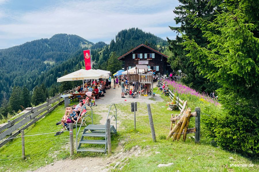 Steil bergauf zum "Balkon vom Allgäu" durch die Höllschlucht Pfronten. Wandern mit Freundinnen zur Kappeler Alp. Ein Reisetagebuch von shesmile Erlebnisse.