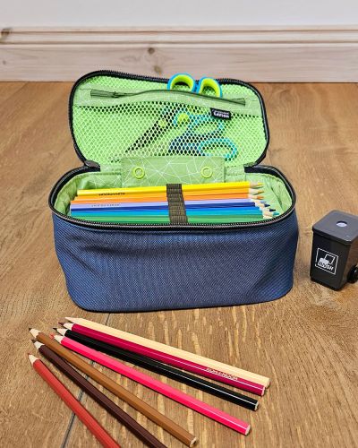 Das Stiftemäppchen wollte ich schon länger für meinen Sohn nähen. Er hat lange Zeit gar kein Interesse am Malen gehabt, aber irgendwann hat er angefangen Rätsel zu machen. Somit sind endlich Stifte, Schere u.ä. im Einsatz. Besonders wichtig war es mir, dass es ausreichend Platz für alles gibt und somit auch die Anspitzer darin Platz finden. Der Außenstoff ist ein Rucksackstoff und der Innenstoff BW, beides sind Reste. Stoffe und Reißverschluss außen sind von Snaply. Das Bügelbild und der RV innen habe ich ebenfalls noch dauerhaft, weiß aber nicht mehr, woher ist die habe.