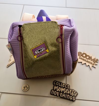 Für den Urlaub bei Oma und Opa will meine große (3 Jahre) einen eigenen Rucksack packen, also musste natürlich einer her, den sie gut selbst befüllen kann und der ihre Lieblingsfarbe hat. Ich habe die Seitentasche auf einer Seite größer gemacht, damit auch da noch etwas mehr platz ist. Es ist mein erster Rucksack. Definitiv nicht perfekt aber mit viel Liebe gemacht.