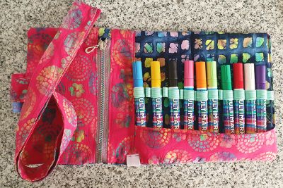 Endlich habe ich eine Aufbewahrung für meine Multimarker. Dieses Mal mit Reißverschluss Täschchen für Klimbim und Co. Da ich irgendwie keine passende Kordel gefunden habe, wurden eben zwei (also 4) Stoffstreifen à 50 bis 60cm Länge zugeschnitten und ein Stoffband selbst entworfen. Den Batikstoff hatte ich noch zu Hause (aus dem örtlichen Stoffgeschäft #stoffzentrale).