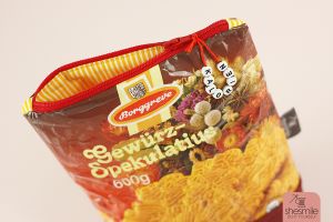 Plätzchentüte leer gefuttert? Näh dir eine Tasche draus! Hier bekommst du eine kostenlose Nähanleitung mit Tipps und Tricks zur Buchfolie. Ein #SonntagsDing von Die Ebookmacher. Einfach. Kreativ. shesmile.