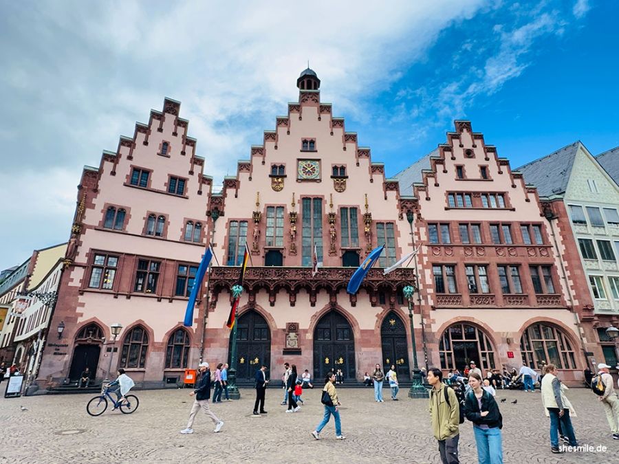 Sightseeing-Tag durch Frankfurt: K-Pop-Laden, LEGO Store, Paulskirche, Römer, Eiserner Steg, Plattenladen und ein besonderen Besuch beim Held der Steine.