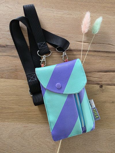Ich habe diese super praktische Handytasche vor einiger Zeit genäht. Ich habe sie etwas angepasst, indem ich sie etwas länger gemacht habe damit mein Handy rein passt. Ich bin ein 80s Kind, daher die Knallfarben und das Kassettentape auf der Rückseite. Ich liebe sie und nutze sie mittlerweile ausschließlich als Portemonnaie. Alles passt rein, sämtliche Karten, etwas Kleingeld, das Handy und sogar der Haustürschlüssel. So braucht man nur noch selten eine größere Tasche und hat trotzdem alles dabei. Meinen Mann habe ich auch angesteckt, er besitzt auch eine Smartkram.