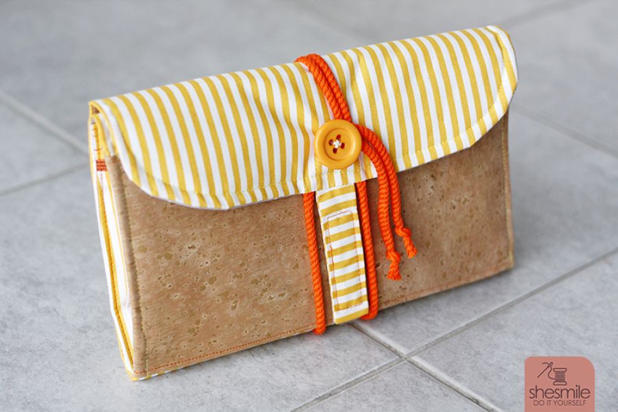Eine Kulturtasche "Hanging3" in gelb-orange mit Designelementen aus Kork