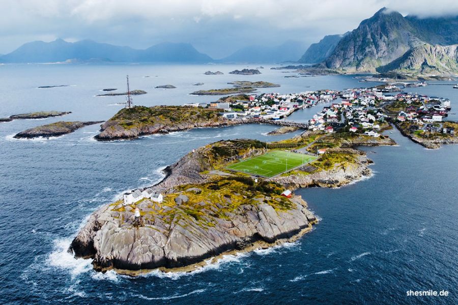 Axtwerfen, Bogenschießen und Rudern bei strömenden Regen. Auf der Reise nach Leknes besuchen wir das Henningsvær Fußballstadion und das Lofotr Wikingermuseum.