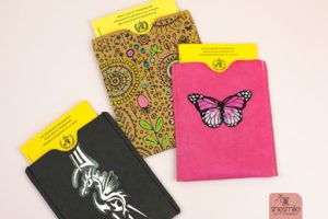 Kostenlose Nähanleitung gestaltet als PDF-E-Book von shesmile zum Nähen einer Schutzhülle für den Impfpass Inge. Ein schnelles und kinderleichtes Stoffreste-Nähprojekt. Mit nur 2 Nähten eine Schutzhülle für den Impfpass nähen. Passend für den alten großen oder den neuen kleinen Impfpass.