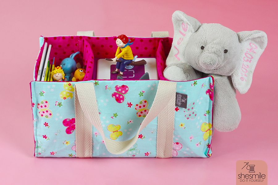 Eine Tragetasche für Spielzeug und die Toniebox nähen. Mit der TanteTrage TragBox. Eine Nähanleitung mit Schnittmuster von shesmile. Passend für eine Toniebox, Tonies, Pixibücher, Ladekabel, Kopfhörer und Spielzeug oder Kuscheltiere. Für Kinder, für Unterwegs. Einfach und schnell nähen.