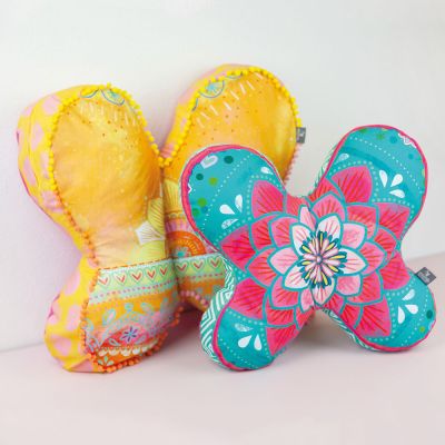 Als Nackenkissen auf Reisen oder im Auto, Dekokissen im Wohnzimmer, Kuschelkissen im Kinderzimmer oder als Kissenbezug für Gartenpolster - Steffi Schmetterling ist schnell und einfach genäht und vielseitig und flexibel einsetzbar. Die ergonomische Form des Schmetterlingskissens unterstützt außerdem Nacken, Schulter und Rücken beim Liegen.
