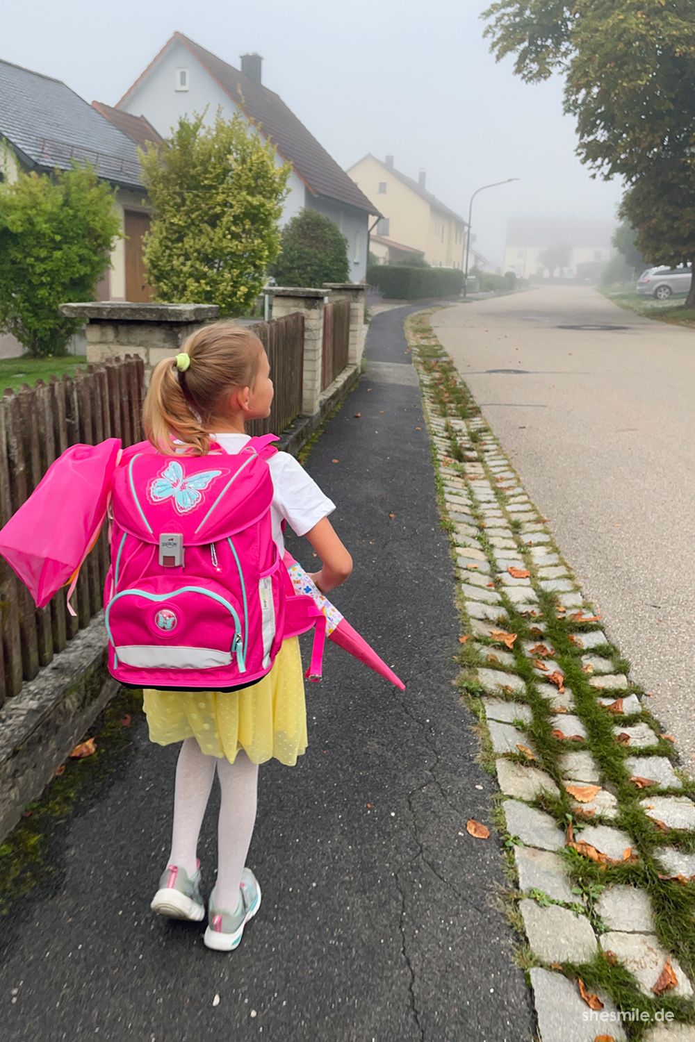 Wann ist meine Tochter nur so groß geworden? Mit dem 1. Schultag der "Kleinen" haben wir nun also auch den Kindergarten hinter uns gelassen. Schluss mit Mamataxi. Jetzt wird jeden Morgen mit dem Schulbus gefahren (und ich kann direkt ins Büro hüpfen, yes!) ... wenn sich meine beiden Töchter am Morgen auf den Weg zur Bushaltestelle machen, beobachte ich sie oft noch ein Stück. Ich bin so stolz auf meine zwei Kinder. Sie sind selbstbewusste, selbstständige (kleine) Menschen geworden ... und ich liebe es ihnen beim Wachsen zuzusehen. Hach ...