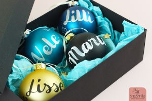 Personalisierbar und individuell! Ich habe mir vier Weihnachtskugeln von Frau Scheiner mit Namen der Familie im Handlettering-Stil beschriften lassen.