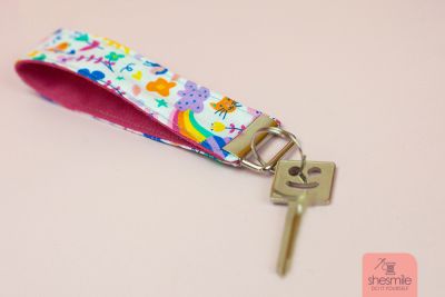 Mit dem Schulstart bekommen unsere Töchter ihren ersten eigenen Haustürschlüssel. Ein Stück mehr Selbstständigkeit und Eigenverantwortung. Das Schlüsselband in der passenden Stoffkombi zur Schultüte und Schultasche durfte da natürlich nicht fehlen. Ein Mix aus bunter Webware, pinkem Leder und einem silbernen Schlüssel-/bandrohling ist es geworden. Den "Schlüssel mit Gesicht" hab ich beim OBI Baumarkt nachmachen lassen.