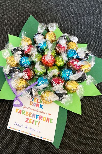 Vielen Dank für die Karte. Wir haben angefangen als Dankeschön "Blumensträuße" von Lindt Pralinen zu basteln und dazu passen auch die Farben sehr gut.