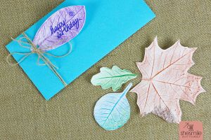 Geschenkanhänger und Geschenkpapier mit Blätterdruck gestalten. Eine kostenlose Bastelanleitung für die ganze Familie von shesmile.