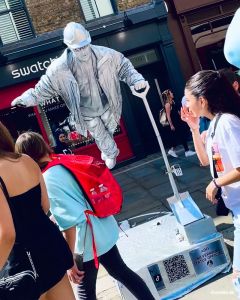 SilvermanStatue "just wanna say hello" ...