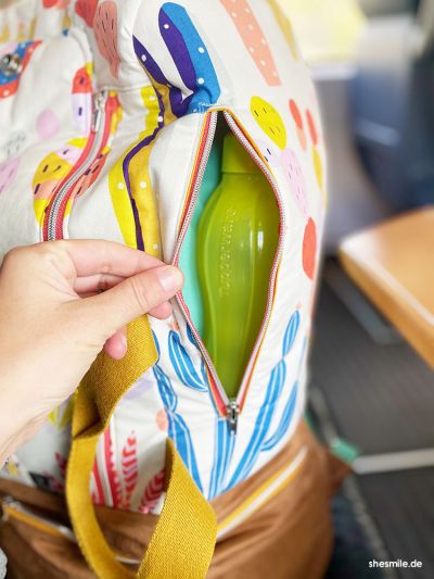 Auch eine 0,7 Liter Trinkflasche hat in der großen Seitentasche des Rucksacks platz.