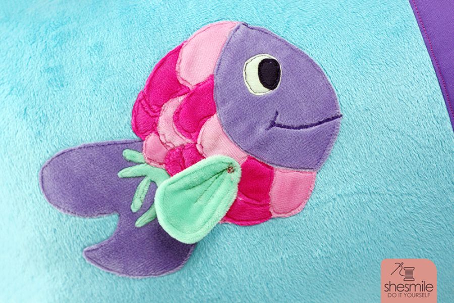 Sternzeichen Fische, ein Namens-Kuschelkissen zum Geburtstag. Applikationsvorlage von shesmile.