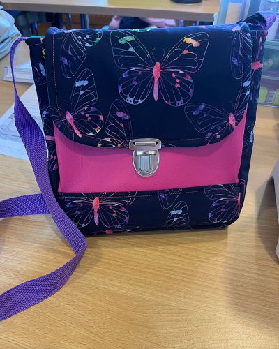 Mir ist heute eine Tasche Ulla von de Nadel gehüpft. Danke für den tollen Schnitt.
