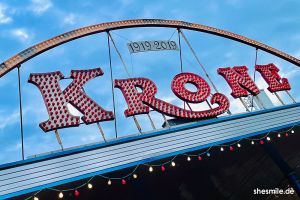 Ein Weihnachtsgeschenk, eingelöst zum Hochzeitstag. Bei einer Pärchenauszeit in München sehen wir Torsten Sträters "Schnee der auf Ceran fällt" im Circus Krone.