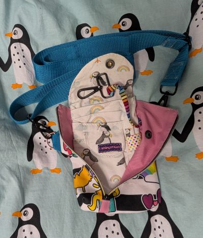 Diese tolle Handytasche nach einem Schnittmuster Smartkram von shesmile und Stoff von takoy von mir selbst genäht, hat mir meinen Alltag in der medizinischen Reha deutlich erleichtert weil ich alles direkt dabei hatte, habe noch einen Schlüsselkarabiner ergänzt und ich hatte meine Hände für meine Walkingstöcke frei damit ich sicher laufen konnte nach der Wirbelsäulen OP.